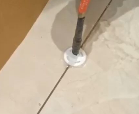 海棠瓷砖空鼓维修公司专业解答瓷砖在铺贴过程中，如果没有涂抹均匀到位的粘结材料（如水泥砂浆或瓷砖胶），可能会导致以下问题